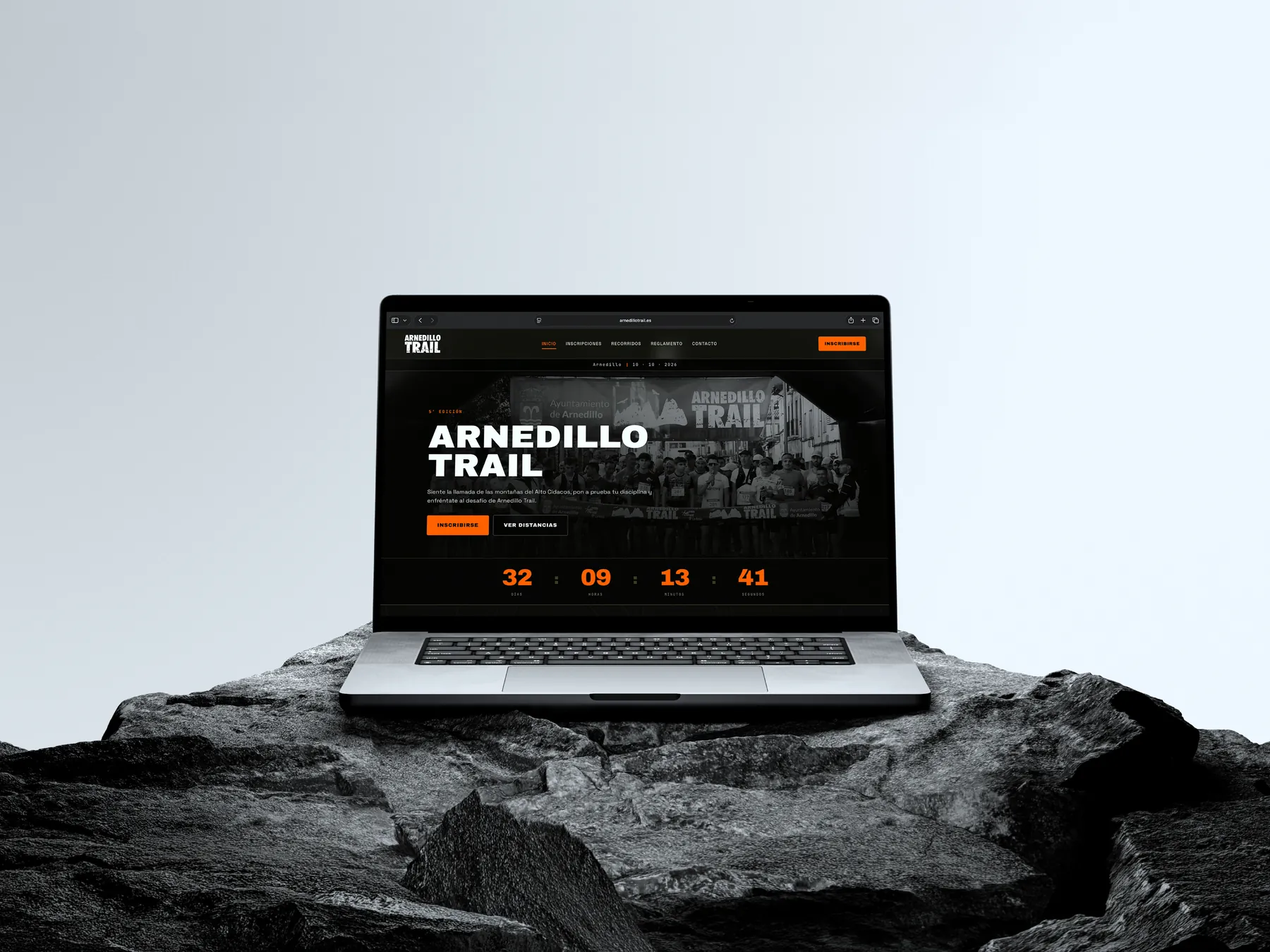 La web de Arnedillo Trail abierta en un portátil sobre una roca